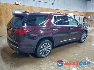 Trzecie zdjęcie samochodu z tyłu: 2022 CHEVROLET TRAVERSE PREMIER VIN:1GNEVKKWXNJ111104 - miniatura