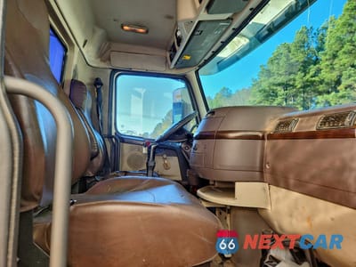 Piąte zdjęcie samochodu w środku: 2013 VOLVO VNL SEMI TRUCK VIN:4V4NC9EJ3DN568713 - miniatura