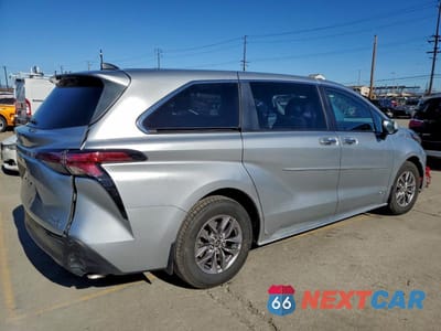 Trzecie zdjęcie samochodu z tyłu: 2021 TOYOTA SIENNA XLE VIN:5TDYRKEC2MS029736 - miniatura