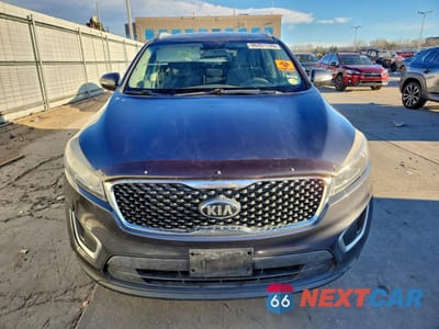 Piąte zdjęcie samochodu w środku: 2017 KIA SORENTO LX VIN:5XYPGDA57HG336259 - miniatura