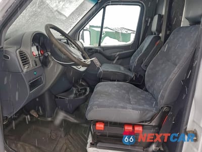 Zdjęcie 7 z 15 samochodu: 2004 DODGE SPRINTER 2500 DELIVERY VAN VIN:WD2PD644145689234 - miniatura