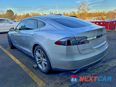 Trzecie zdjęcie samochodu z tyłu: 2013 TESLA MODEL S VIN:5YJSA1CN1DFP26170 - miniatura