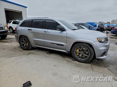 Czwarte zdjęcie samochodu z boku: 2018 JEEP GRAND CHEROKEE TRACKHAWK VIN:1C4RJFN97JC306756 - miniatura