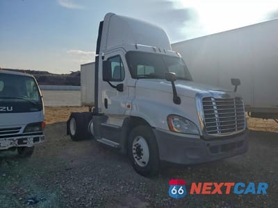 2015 FREIGHTLINER CASCADIA SEMI TRUCK 1FUBGEDV5FLGH4750 - główne zdjęcie licytacji z USA - miniatura