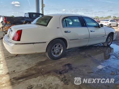 Trzecie zdjęcie samochodu z tyłu: 2002 LINCOLN TOWN CAR CARTIER L VIN:1LNHM85W92Y636340 - miniatura