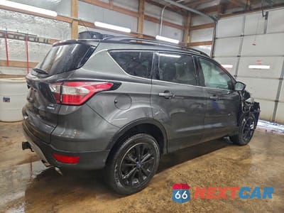 Trzecie zdjęcie samochodu z tyłu: 2018 FORD ESCAPE SE VIN:1FMCU9GD1JUA23713 - miniatura