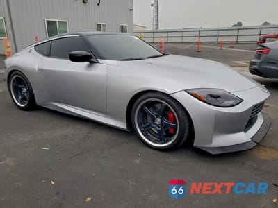 Czwarte zdjęcie samochodu z boku: 2023 NISSAN Z PERFORMANCE VIN:JN1BZ4BH9PM311781 - miniatura
