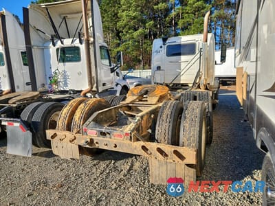 Czwarte zdjęcie samochodu z boku: 2013 VOLVO VNL SEMI TRUCK VIN:4V4NC9EJ3DN568713 - miniatura