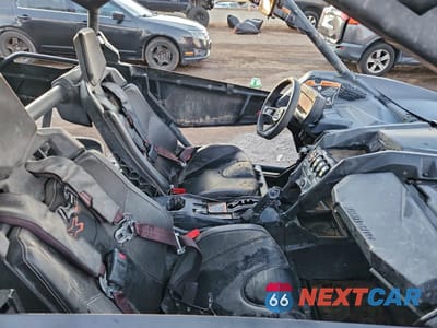 Piąte zdjęcie samochodu w środku: 2022 CAN-AM MAVERICK X3 MAX X RS TURBO RR VIN:3JBVNAV49NK000025 - miniatura
