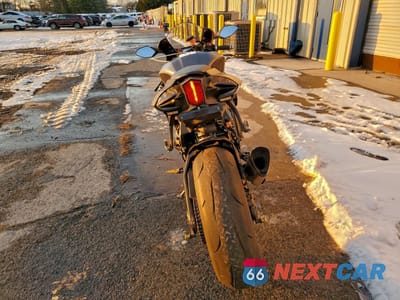 Czwarte zdjęcie samochodu z boku: 2016 YAMAHA YZFR1 VIN:JYARN39E6GA001873 - miniatura