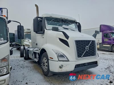 2022 VOLVO VNR 4V4WC9DH3NN300071 - główne zdjęcie licytacji z USA - miniatura