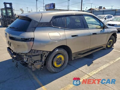 Trzecie zdjęcie samochodu z tyłu: 2024 BMW IX XDRIVE50 VIN:WB523CF03RCR15800 - miniatura