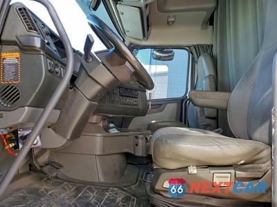 Piąte zdjęcie samochodu w środku: 2023 VOLVO VNL SEMI TRUCK VIN:4V4NC9EJ1PN302935 - miniatura