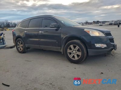Czwarte zdjęcie samochodu z boku: 2010 CHEVROLET TRAVERSE LT VIN:1GNLRFED8AS138173 - miniatura