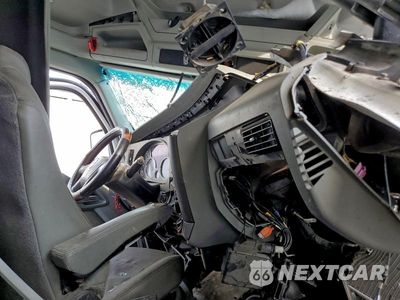 Piąte zdjęcie samochodu w środku: 2019 KENWORTH T680 SEMI TRUCK VIN:1XKYD49X1KJ250721 - miniatura