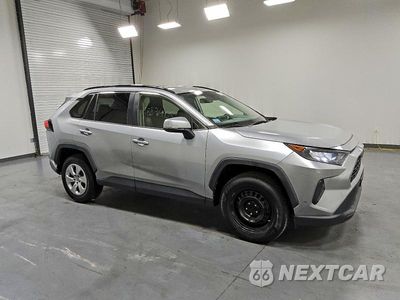 Czwarte zdjęcie samochodu z boku: 2019 TOYOTA RAV4 LE VIN:JTMG1RFV5KJ021295 - miniatura
