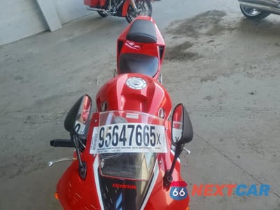 Piąte zdjęcie samochodu w środku: 2017 HONDA CBR600 RR VIN:JH2PC40J5HK300193 - miniatura