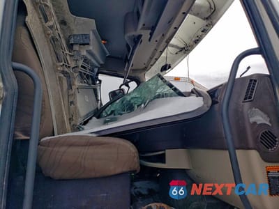 Piąte zdjęcie samochodu w środku: 2014 VOLVO VN VNL VIN:4V4NC9EH2EN165384 - miniatura