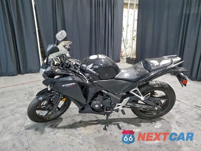 Trzecie zdjęcie samochodu z tyłu: 2013 HONDA CBR250 R VIN:MLHMC4105D5301917 - miniatura