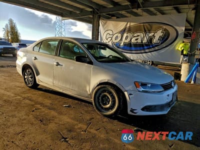 Czwarte zdjęcie samochodu z boku: 2013 VOLKSWAGEN JETTA BASE VIN:3VW1K7AJ8DM241674 - miniatura