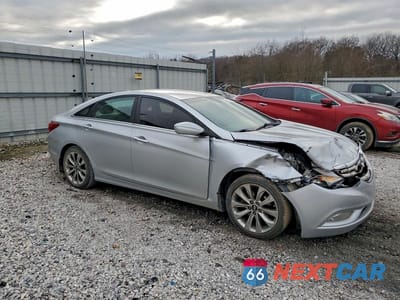 Czwarte zdjęcie samochodu z boku: 2013 HYUNDAI SONATA SE VIN:5NPEC4AC7DH790564 - miniatura
