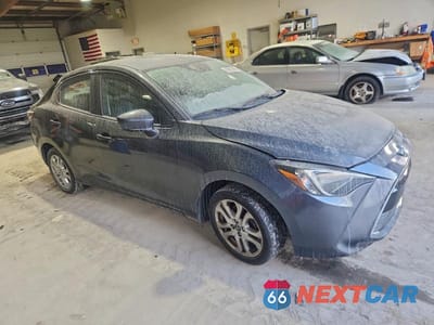 Czwarte zdjęcie samochodu z boku: 2017 TOYOTA YARIS IA VIN:3MYDLBYV3HY167184 - miniatura