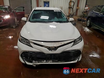 Piąte zdjęcie samochodu w środku: 2018 TOYOTA CAMRY L VIN:4T1B11HK4JU103364 - miniatura