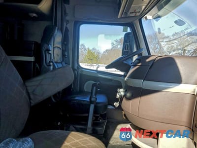 Piąte zdjęcie samochodu w środku: 2014 VOLVO VNL SEMI TRUCK VIN:4V4NC9EH6EN162214 - miniatura