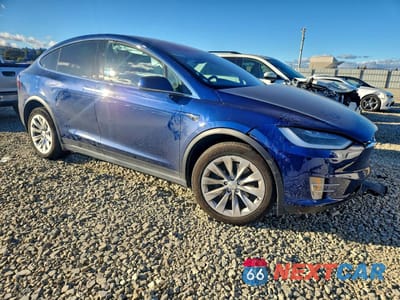 Czwarte zdjęcie samochodu z boku: 2018 TESLA MODEL X VIN:5YJXCAE21JF092003 - miniatura