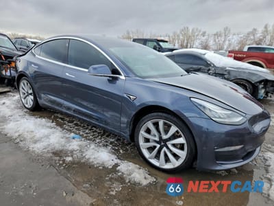 Czwarte zdjęcie samochodu z boku: 2019 TESLA MODEL 3 VIN:5YJ3E1EB6KF205938 - miniatura
