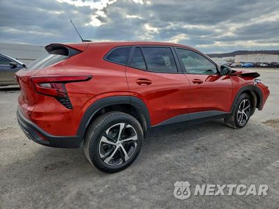 Trzecie zdjęcie samochodu z tyłu: 2024 CHEVROLET TRAX 1RS VIN:KL77LGE27RC145442 - miniatura