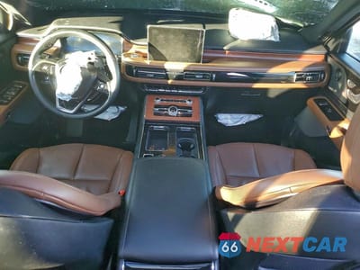 Zdjęcie 8 z 14 samochodu: 2023 LINCOLN AVIATOR RESERVE VIN:5LM5J7WCXPGL05075 - miniatura