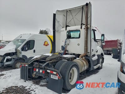 Czwarte zdjęcie samochodu z boku: 2016 KENWORTH T680 SEMI TRUCK VIN:1XKYA48X2GJ496713 - miniatura