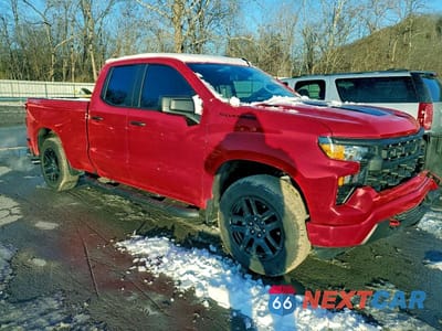 Czwarte zdjęcie samochodu z boku: 2026 CHEVROLET SILVERADO K1500 CUSTOM VIN:1GCRKBEK2TZ141840 - miniatura