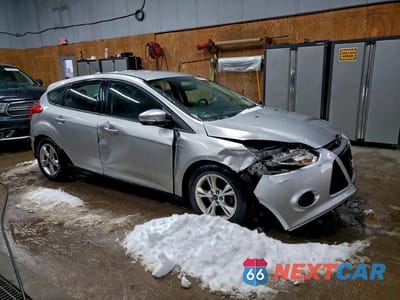 Czwarte zdjęcie samochodu z boku: 2014 FORD FOCUS SE VIN:1FADP3K23EL129441 - miniatura