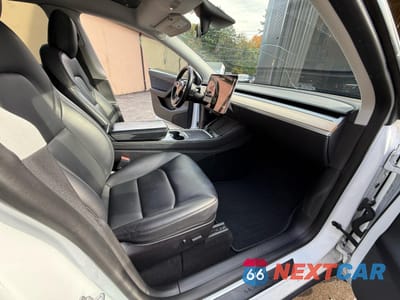 Piąte zdjęcie samochodu w środku: 2021 TESLA MODEL Y VIN:5YJYGDEE5MF295078 - miniatura
