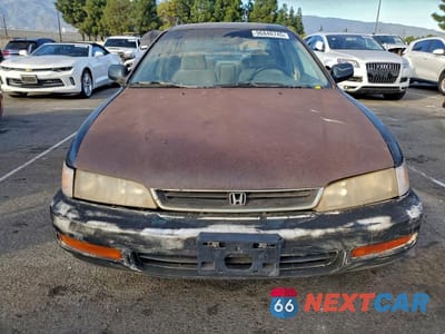 Piąte zdjęcie samochodu w środku: 1996 HONDA ACCORD EX VIN:1HGCD5658TA029778 - miniatura