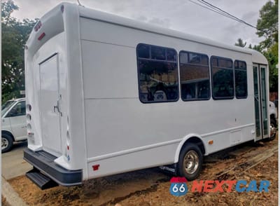 Czwarte zdjęcie samochodu z boku: 2015 FORD ECONOLINE E450 SUPER DUTY CUTAWAY VAN VIN:1FDFE4FS3FDA28027 - miniatura