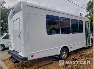 Czwarte zdjęcie samochodu z boku: 2015 FORD ECONOLINE E450 SUPER DUTY CUTAWAY VAN VIN:1FDFE4FS3FDA28027 - miniatura
