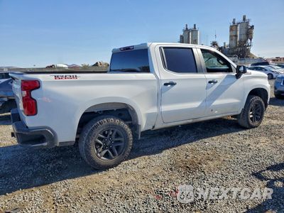 Trzecie zdjęcie samochodu z tyłu: 2021 CHEVROLET SILVERADO K1500 LT TRAIL BOSS VIN:3GCPYFEL0MG478692 - miniatura