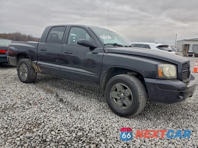 Czwarte zdjęcie samochodu z boku: 2006 DODGE DAKOTA QUAD SLT VIN:1D7HE48KX6S664116 - miniatura