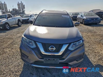 Piąte zdjęcie samochodu w środku: 2017 NISSAN ROGUE SV VIN:5N1AT2MN6HC759738 - miniatura