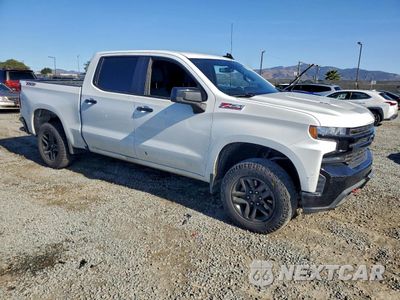 Czwarte zdjęcie samochodu z boku: 2021 CHEVROLET SILVERADO K1500 LT TRAIL BOSS VIN:3GCPYFEL0MG478692 - miniatura