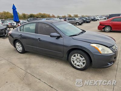 Czwarte zdjęcie samochodu z boku: 2010 NISSAN ALTIMA BASE VIN:1N4AL2AP2AN477042 - miniatura