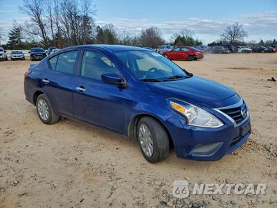 Czwarte zdjęcie samochodu z boku: 2019 NISSAN VERSA S VIN:3N1CN7AP5KL875120 - miniatura