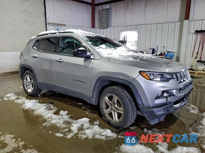 Czwarte zdjęcie samochodu z boku: 2023 JEEP COMPASS LATITUDE VIN:3C4NJDBN2PT551126 - miniatura