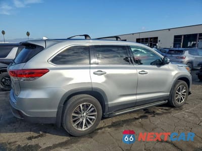 Trzecie zdjęcie samochodu z tyłu: 2019 TOYOTA HIGHLANDER XLE VIN:5TDKZRFH5KS305171 - miniatura