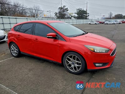 Czwarte zdjęcie samochodu z boku: 2015 FORD FOCUS SE VIN:1FADP3K26FL215411 - miniatura