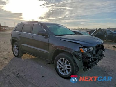 Czwarte zdjęcie samochodu z boku: 2017 JEEP GRAND CHEROKEE LAREDO VIN:1C4RJFAG0HC842625 - miniatura