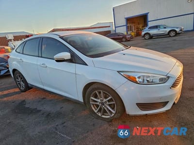 Czwarte zdjęcie samochodu z boku: 2016 FORD FOCUS SE VIN:1FADP3F2XGL272237 - miniatura